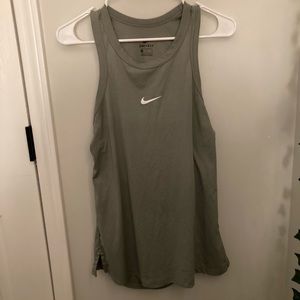 Nike tank top it’s in an ok condition, send an offer